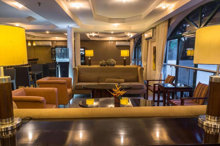 Lounge 23 of 64