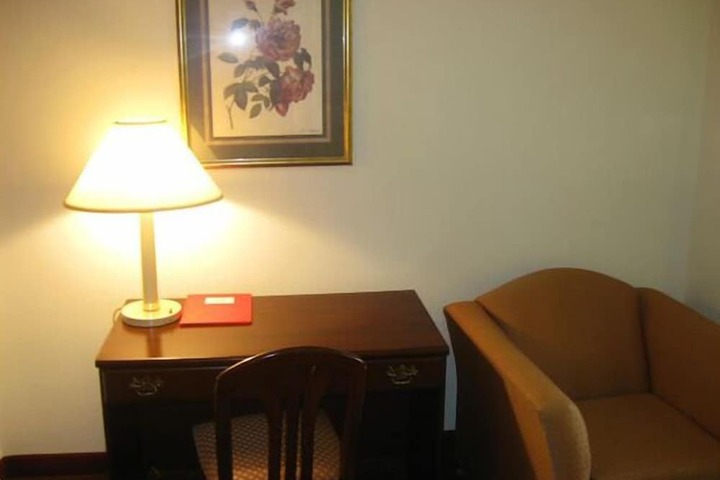 Room 9 of 16