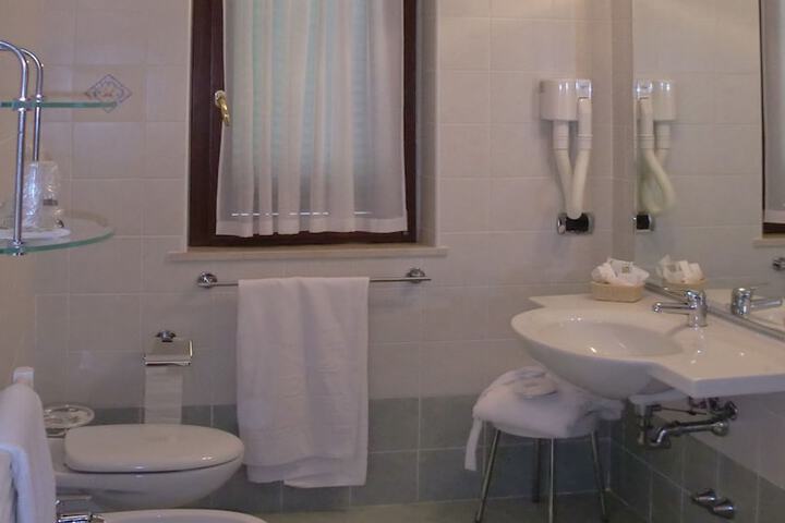 Room 16 of 34