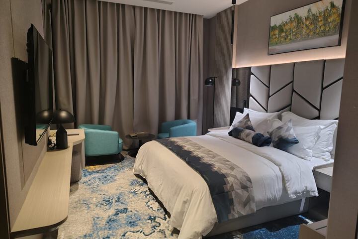 Room 6 of 17
