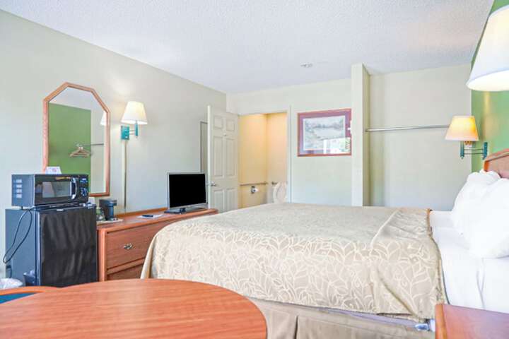 1 King Bed (15 of 21)