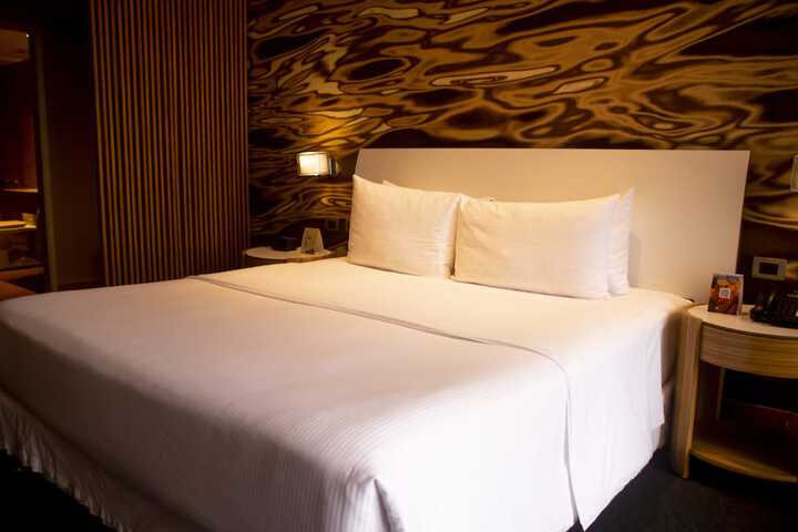 Room 14 of 83