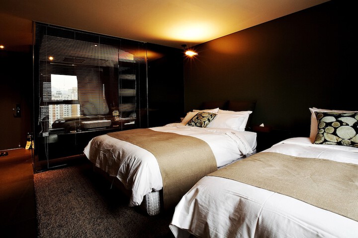 Room 9 of 26