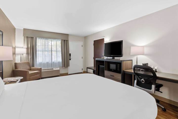 1 Queen Bed (6 of 15)