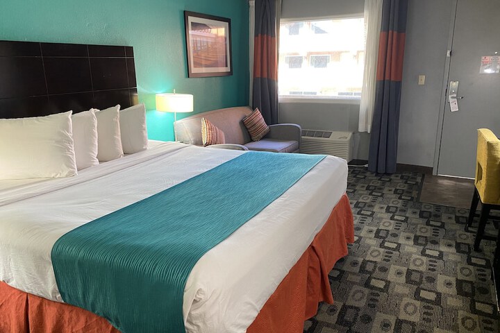 1 King Bed (4 of 8)