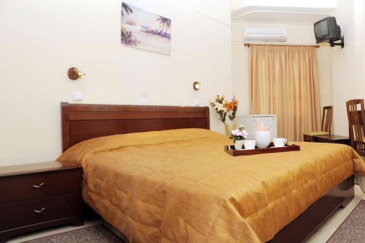 Room 6 of 25