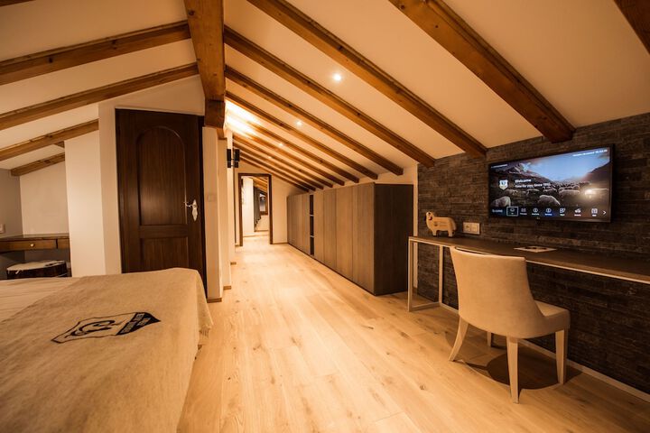 Room 6 of 24