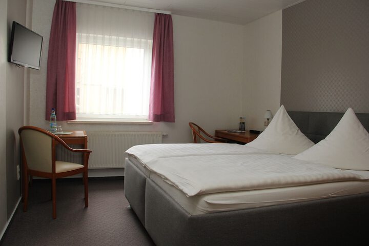 Room 6 of 12
