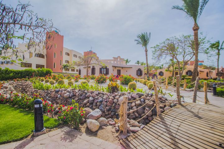 Hotel Exterior 80 of 85