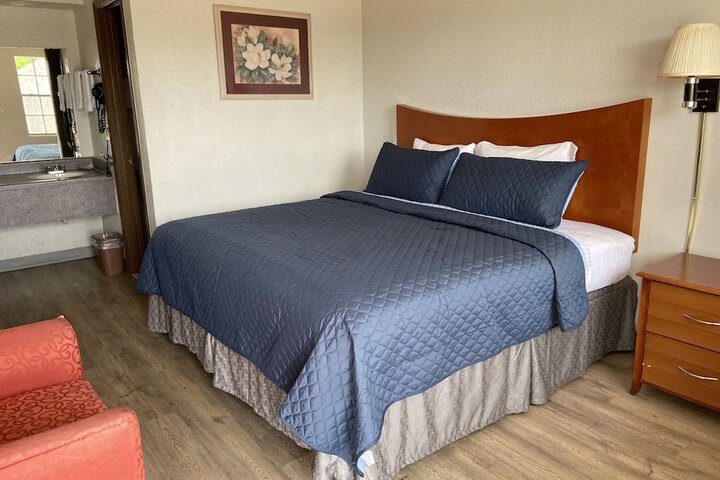Single King Bed (2 of 20)