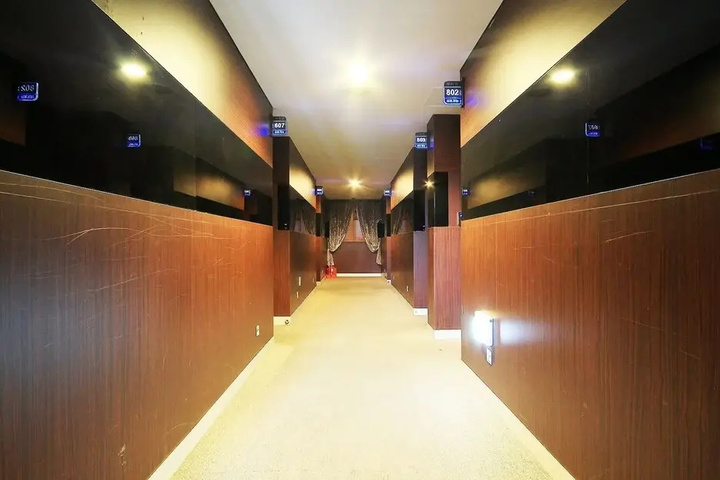 Room 10 of 18