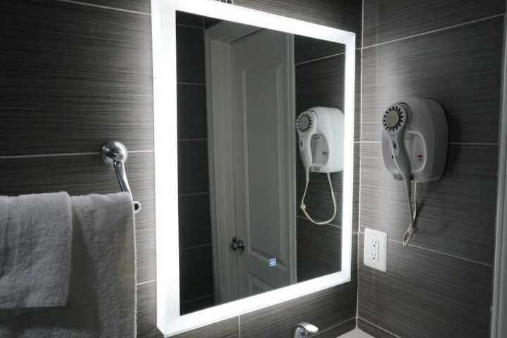 Room 4 of 9