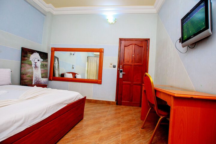 Room 4 of 28
