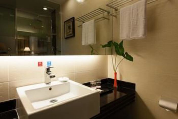 Room 6 of 68