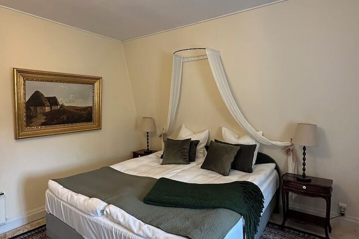 Room 26 of 77
