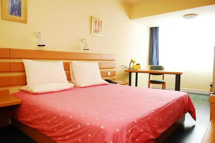 Room 5 of 8