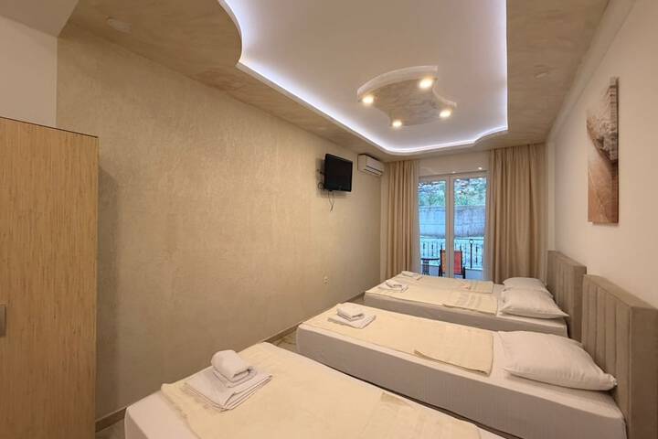Room 28 of 83