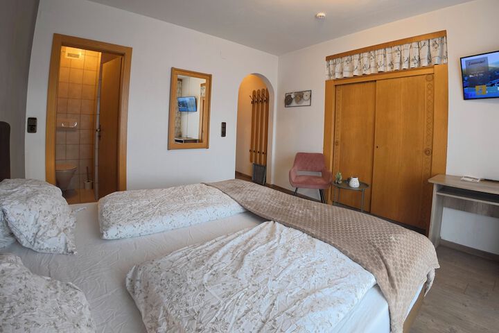 Room 14 of 96