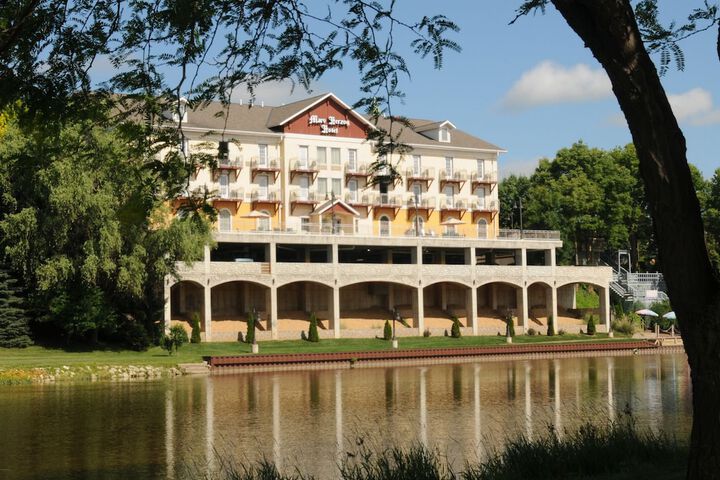 Exterior of Marv Herzog Hotel