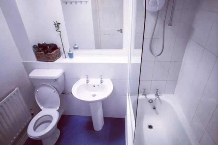 Room 7 of 12