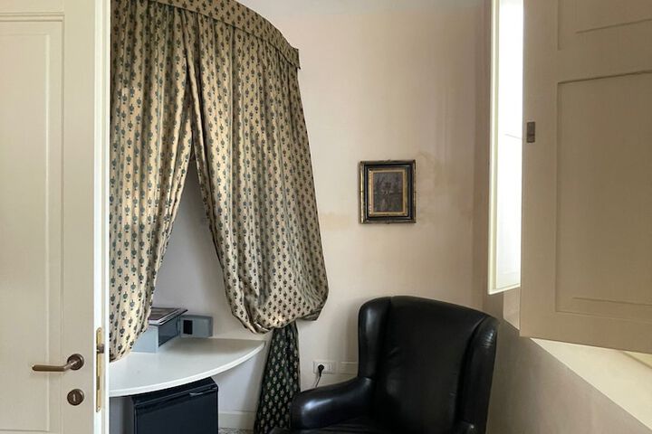 Room 8 of 43