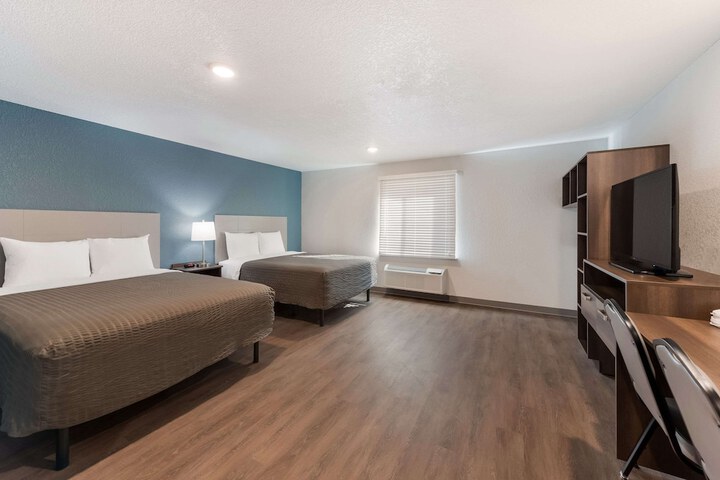 1 Queen Bed (7 of 23)