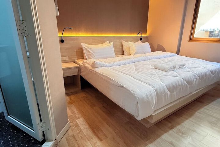 Room 8 of 28
