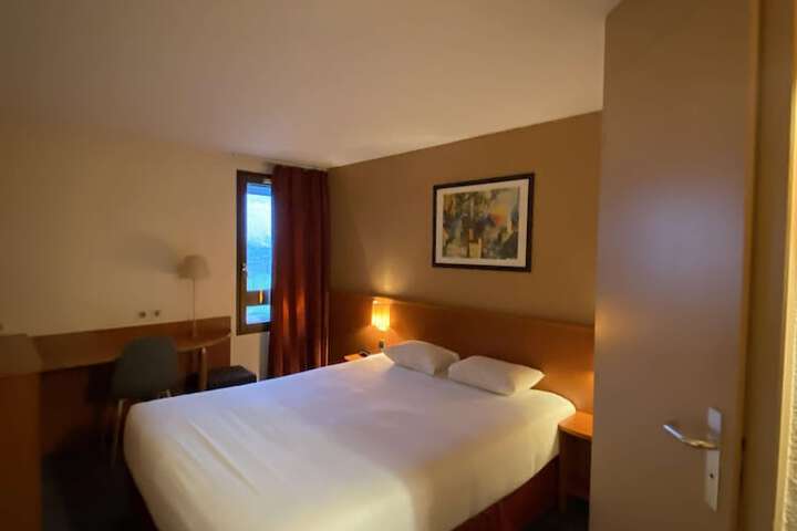 Room 13 of 30