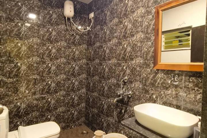 Room 11 of 16