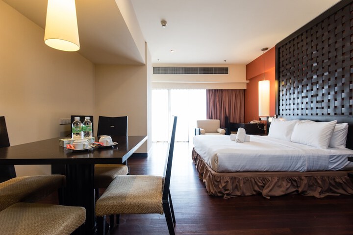 Room 5 of 77