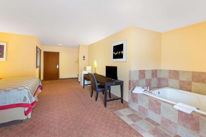 2 Queen Beds Second Floor No Balcony (2 of 8)