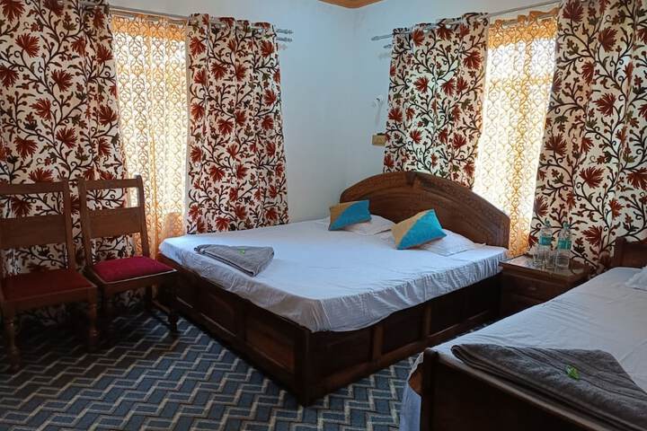 Room 6 of 10