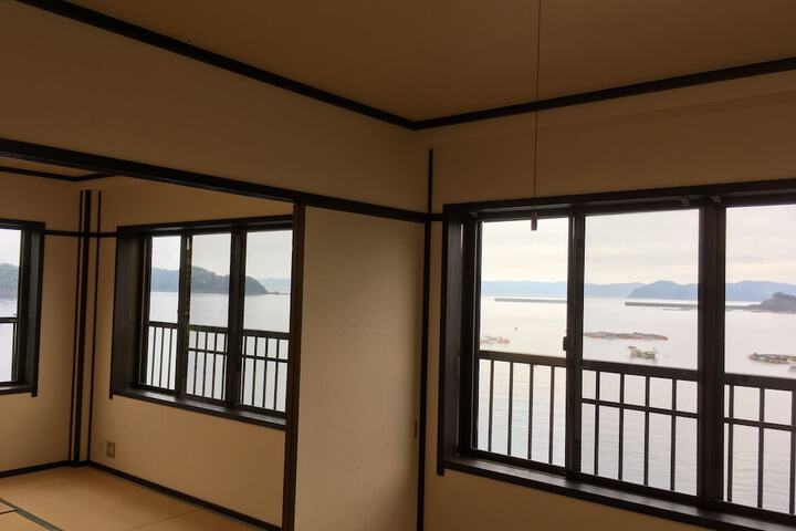 Room 2 of 10