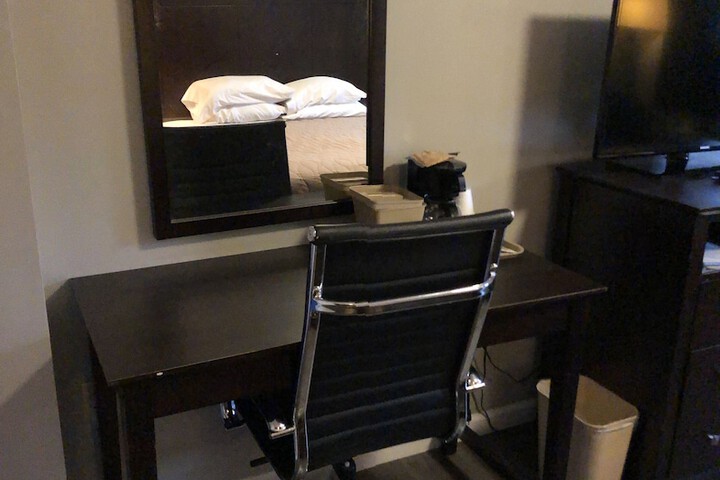 1 King Bed | (9 of 19)
