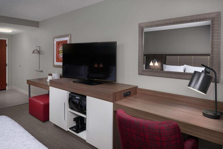 2 Queen Beds (7 of 9)