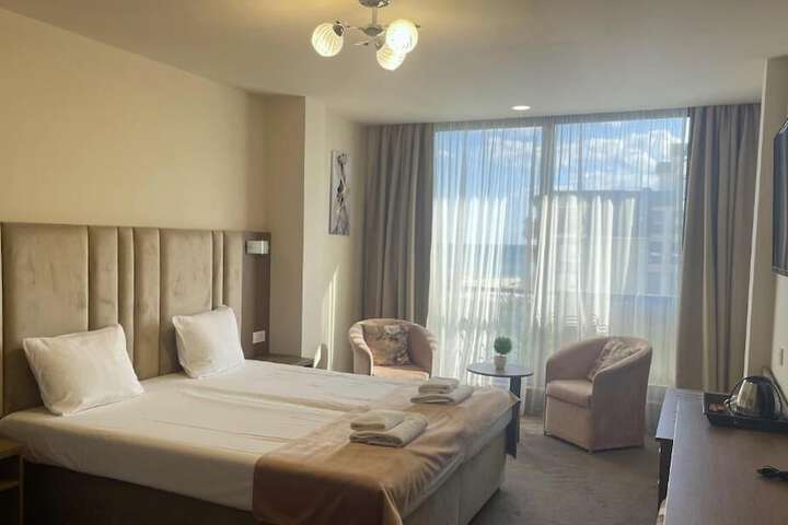 Room 4 of 28