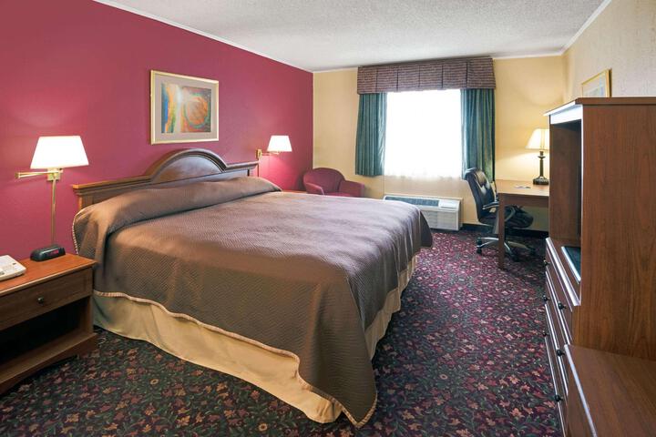 1 King Bed (6 of 10)