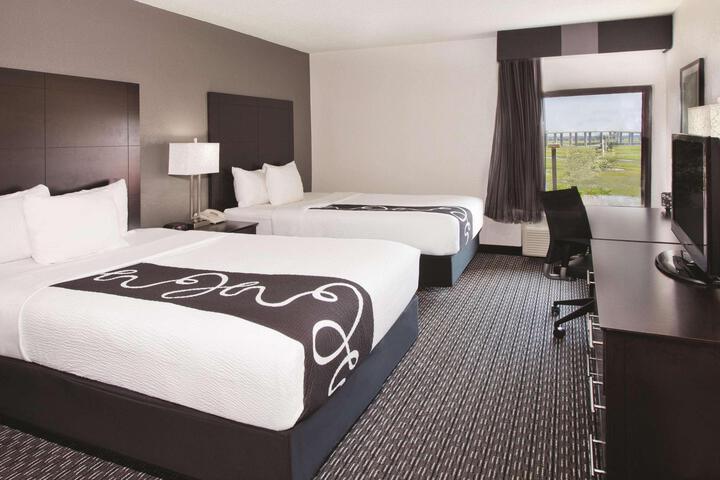 2 Double Beds (3 of 8)
