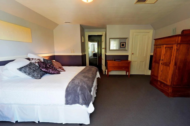 Room 4 of 10