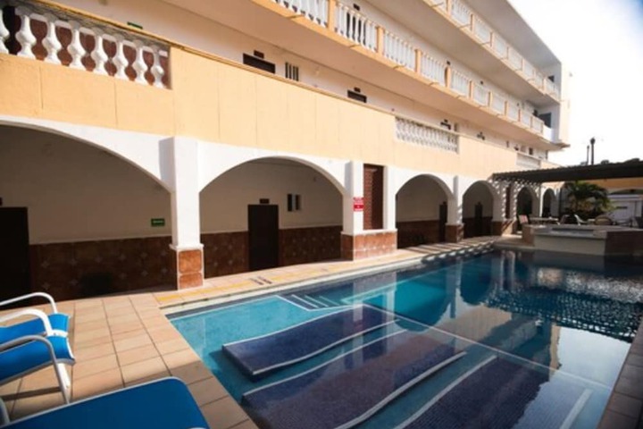 Hotel Pool