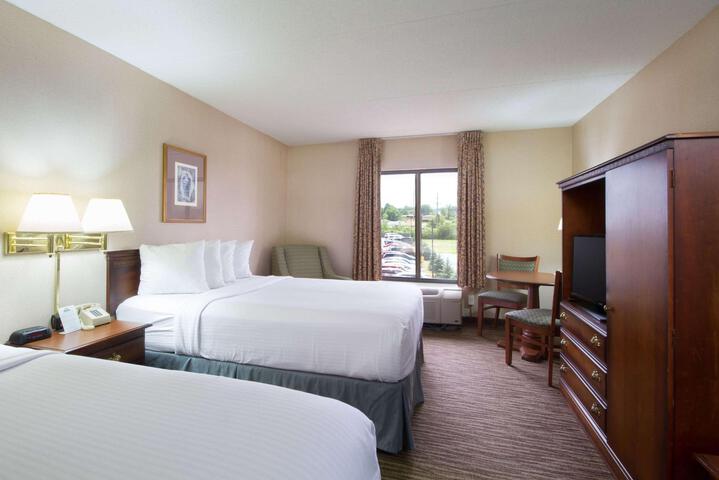 2 Queen Beds (7 of 11)