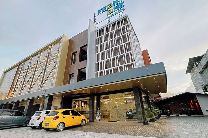 Front One Hotel Papua Lestari