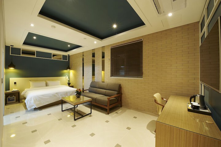 Room 17 of 37