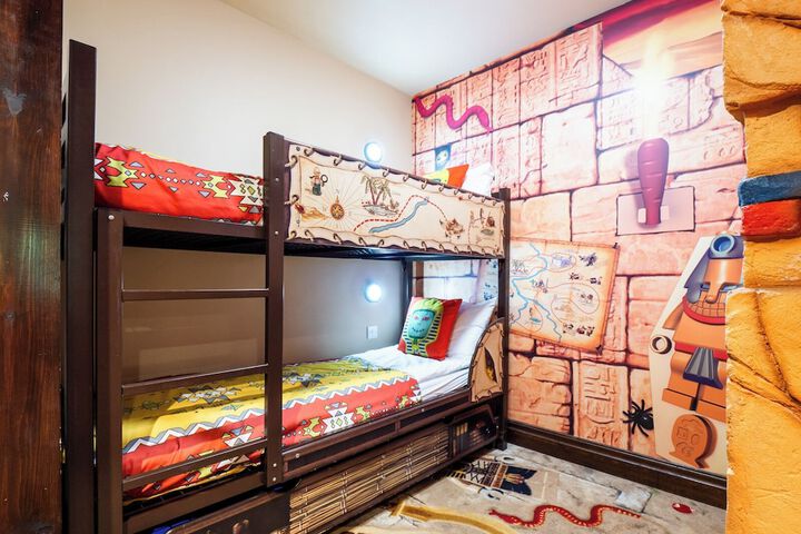 Room 6 of 83