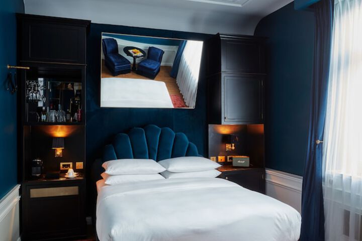 Room 13 of 83