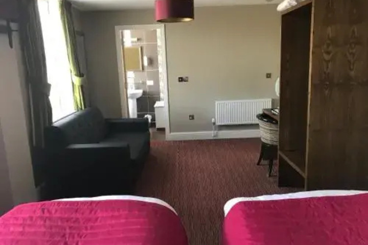 Room 4 of 16