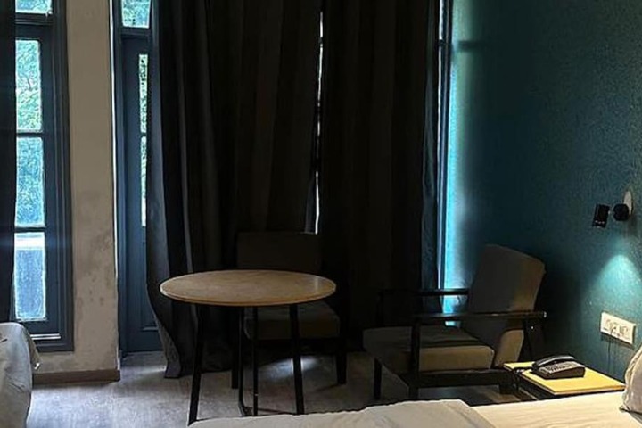 Room 11 of 33
