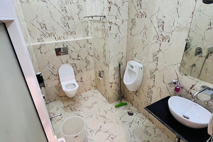 Room 8 of 18