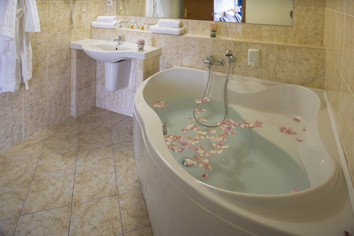 Jetted tub