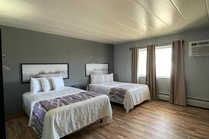 Standard Room, King or Two Doubles (5 of 6)